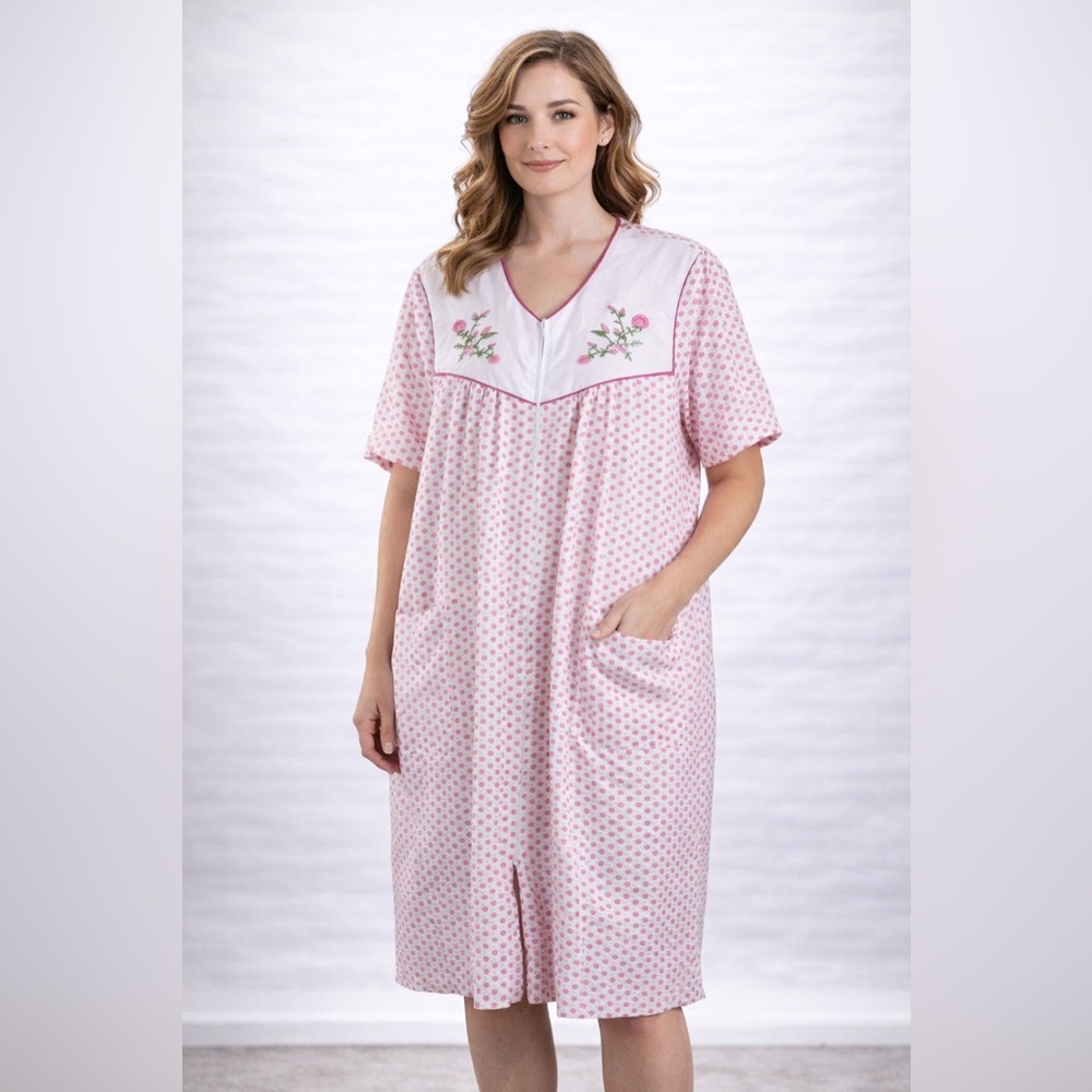 Casual Nights 2X Pink Polka Dot Robe Housecoat Embroidered Seersucker Zip